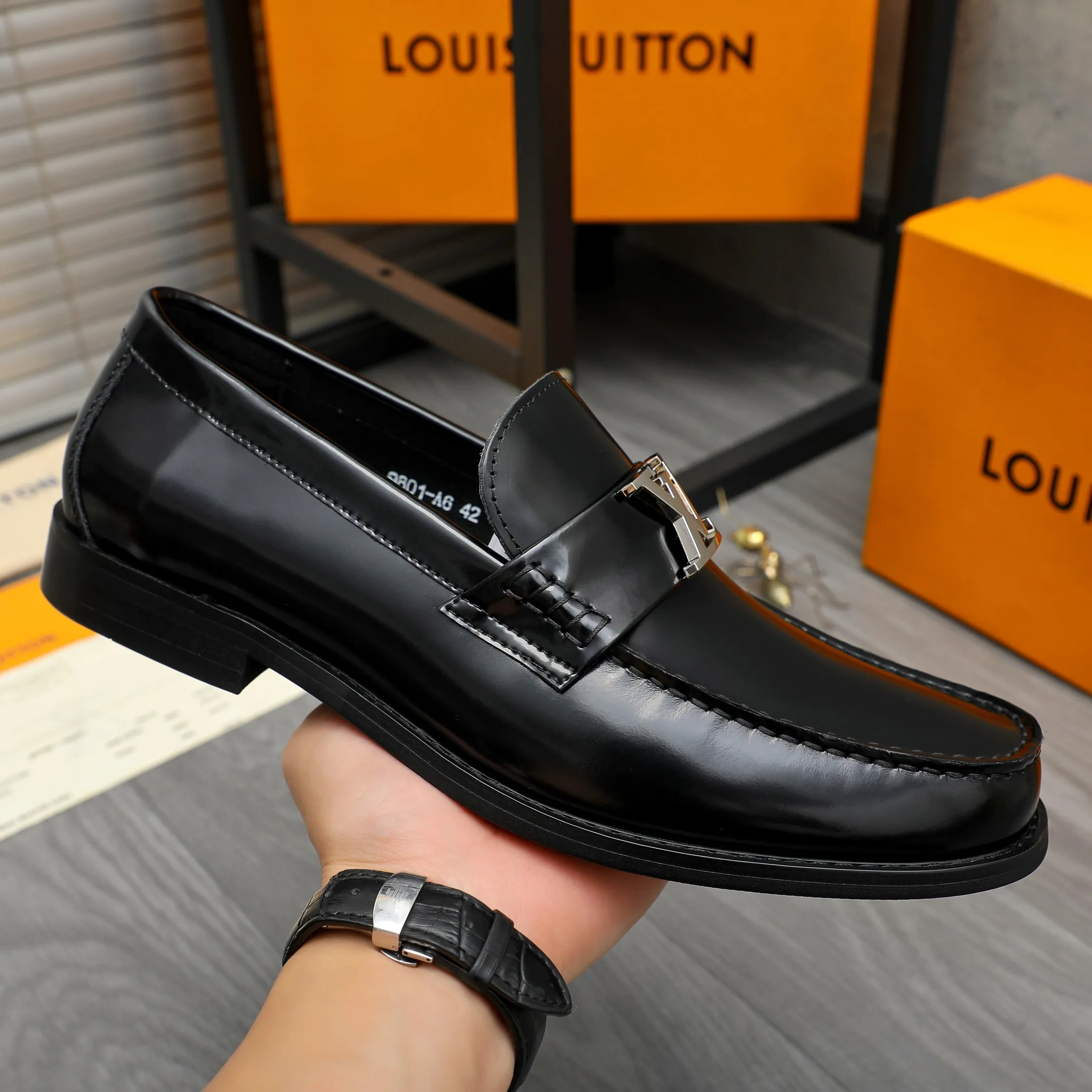 Men's shoes 💰p460 Product trademark: LV (Louis Vuitton) business slip-on leather shoes. Regular size: 38-45 (45 is custom-made and non-returnable) Product materials: Selected high-quality pearlescent cowhide upper, cowhide lining, original rubber outsole